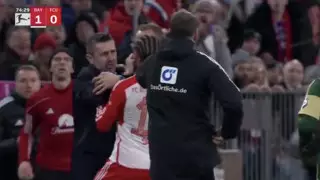 Звезду "Баварии" ударил тренер по лицу во время матча: видео