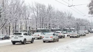 "Землетрясение, снегопад, отмена занятий". Что влияет на скорость движения в Алматы