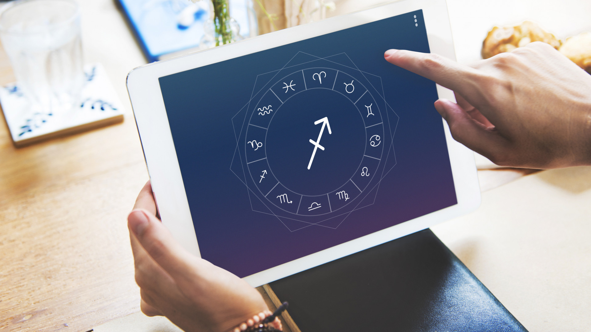 Рука тонущего человека. Волны в которых мы утонули читать. Волны в которых мы утонули бриттани ш черри книга. Тонущий человек. Волны в которых мы утонули читать.