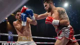 Боксер с 20 нокаутами потерпел досрочное поражение: видео