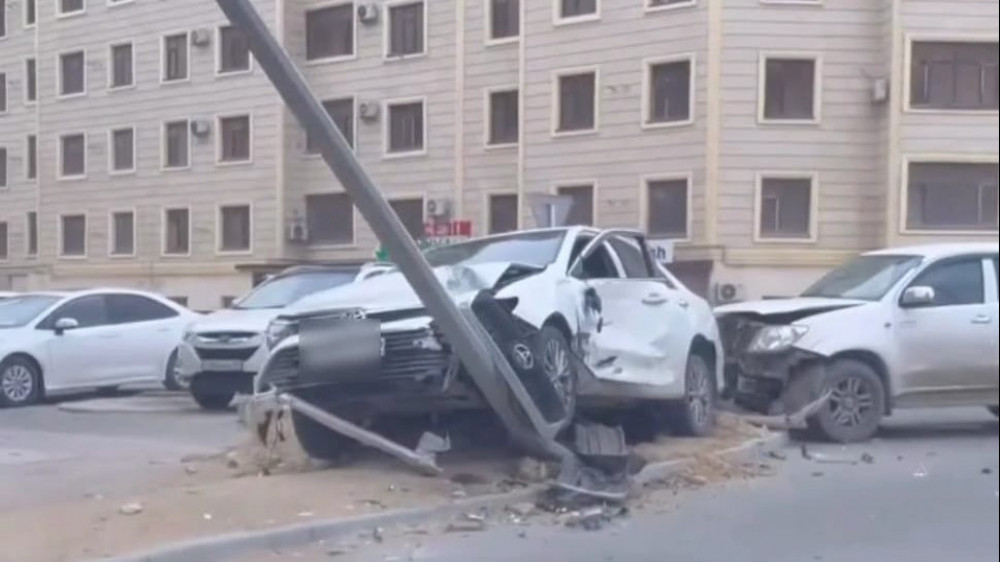 В Актау водитель врезался в машину и снес столб: видео