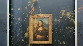 "Мону Лизу" облили супом экоактивисты в Лувре
