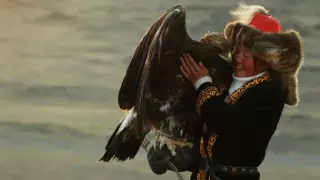 Известная во всем мире девушка-беркутчи переехала в Казахстан