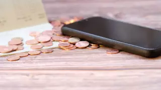 "Ваши счета будут заблокированы". Казахстанцев пугают "судисполнители"