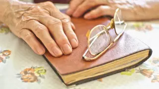 Пенсионеры потребовали алименты от своего внука в Алматы