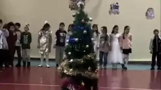 "Пышная" елка в одной из алматинских гимназий удивила пользователей Казнета