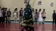 "Пышная" елка в одной из алматинских гимназий удивила пользователей Казнета