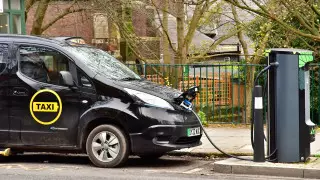 Выгодно ли таксовать на электрокаре, выяснил казахстанский блогер