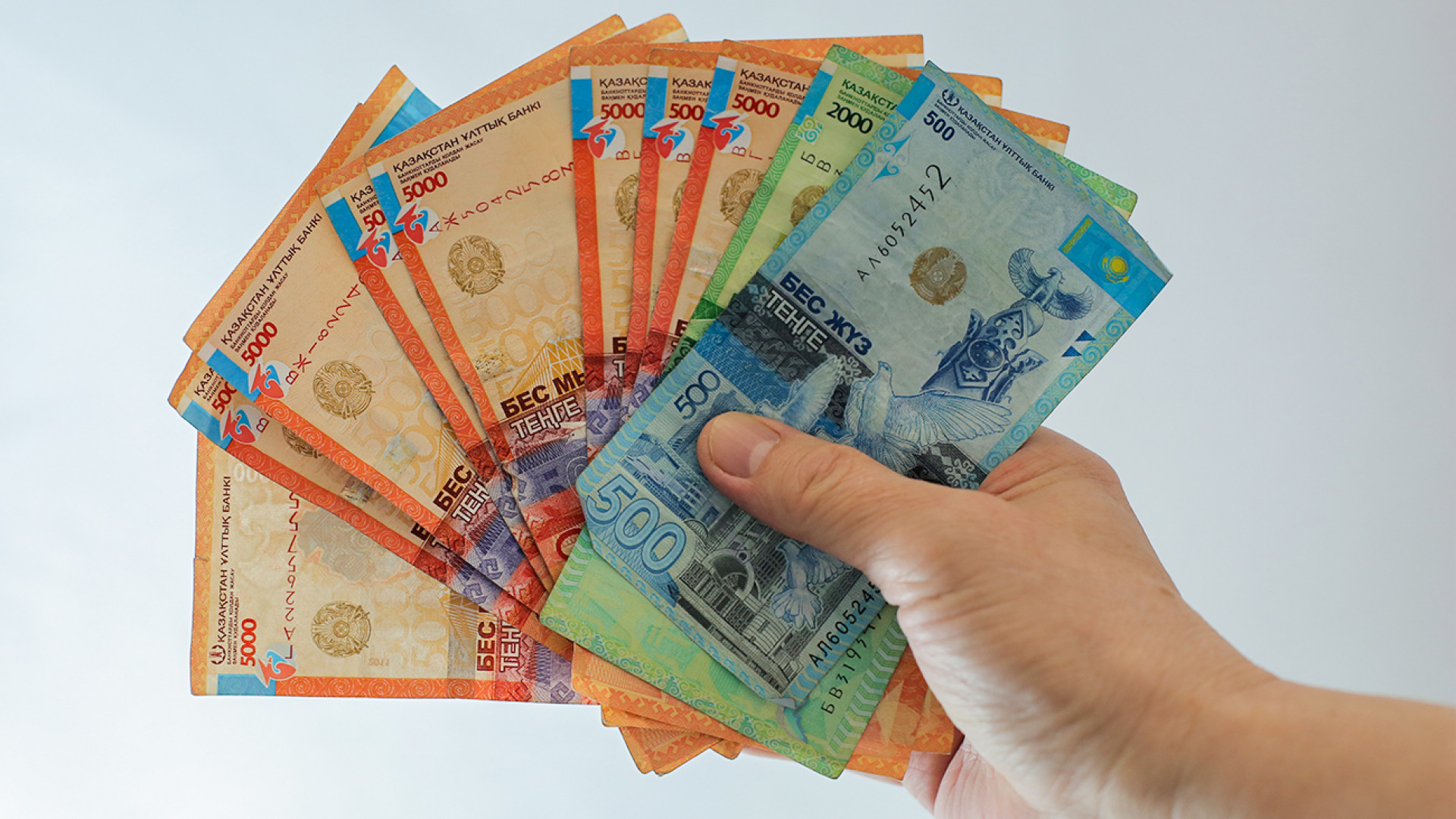 Заработная плата казахстан. Средняя зарплата в казахстане. Медианная зарплата в украине. Оплата труда в казахстане. Средняя номинальная зарплата.