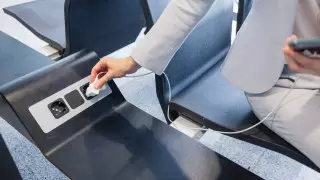 Чем опасна зарядка телефона в аэропорту, рассказала эксперт