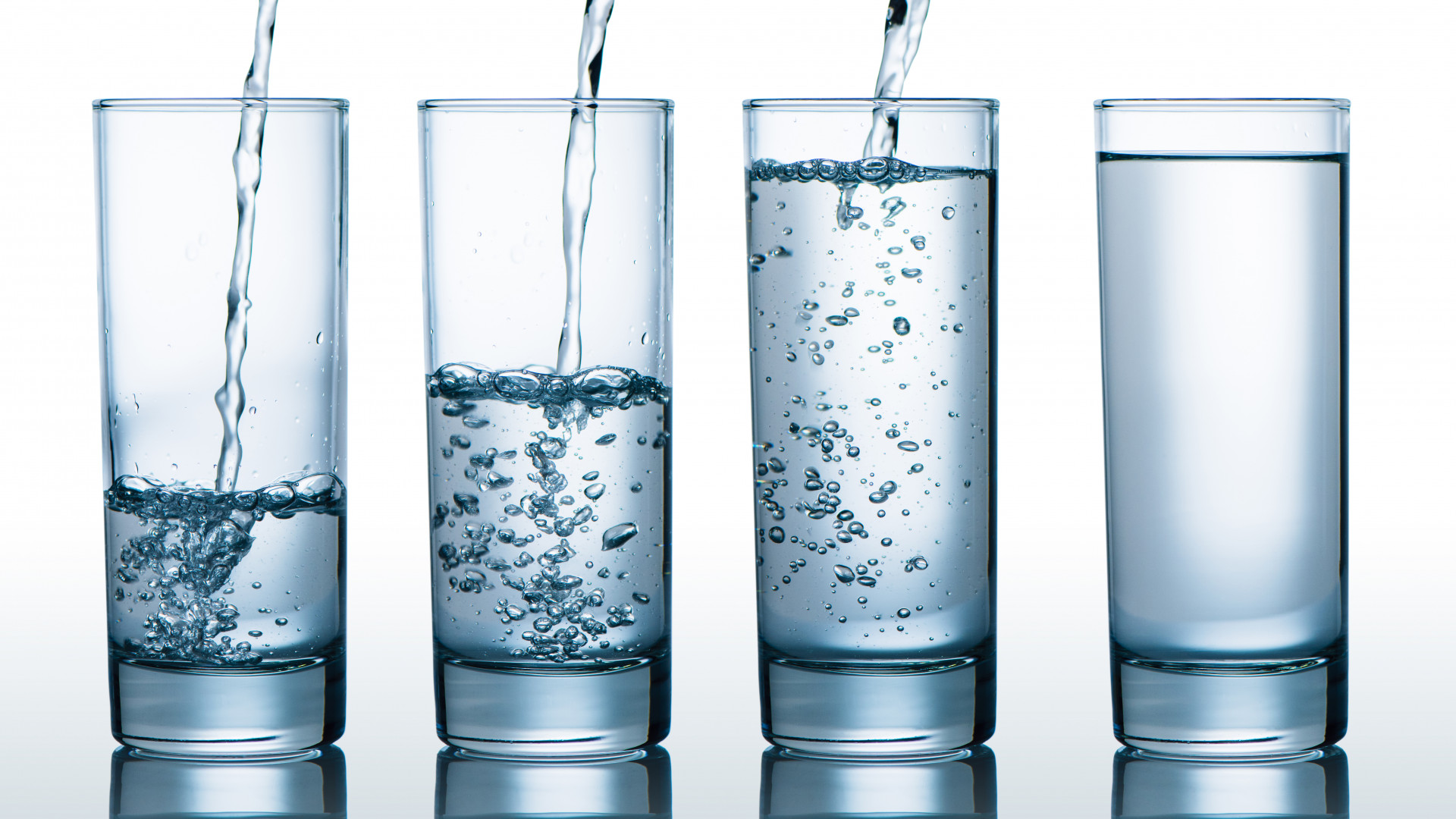 Четыре стакана воды. Минеральная вода в стакане. Стакан воды. Прозрачная вода в стакане. Бокалы для воды.