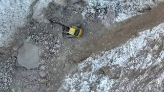 Автобус с людьми ушел под землю: поиски приостановлены