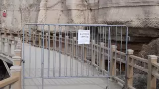 Тұрғындардың өміріне қауіпті! Ақтауда Каспий теңізінің жағасында жартас құлап, адамдарды басып қала жаздады