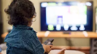 Жай қосулы тұрған теледидар балаға несімен қауіпті?