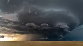 "Берегите свои жизни". Казахстанцев пугают приближением опасного циклона