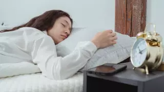 Неожиданную связь между сном и деньгами обнаружили зумеры