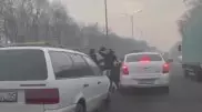 Устроившего драку на дороге водителя задержали в Алматинской области