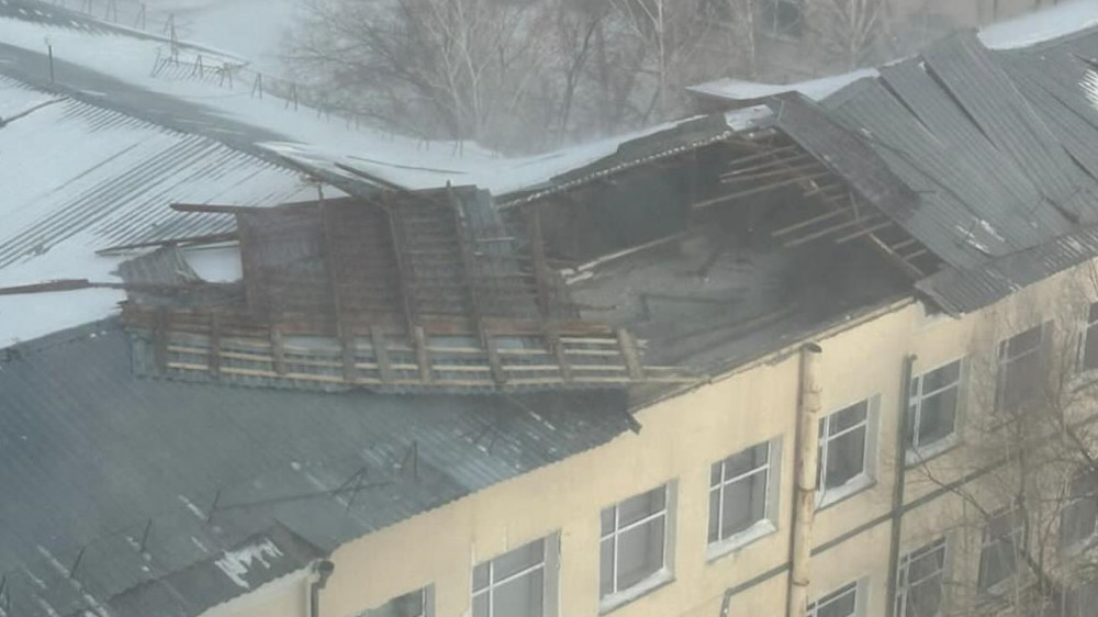 Сильный ветер повредил крышу университета в Астане