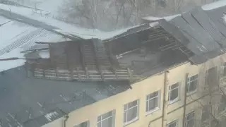 Сильный ветер повредил крышу университета в Астане
