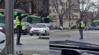 Шымкентские водители восхитились регулировщиком на дороге