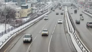 Сколько автомобилей, такси и автобусов двигается по Алматы каждый день