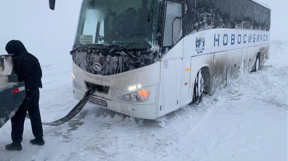 Пассажиров эвакуировали из автобуса, застрявшего на трассе в Восточно-Казахстанской области