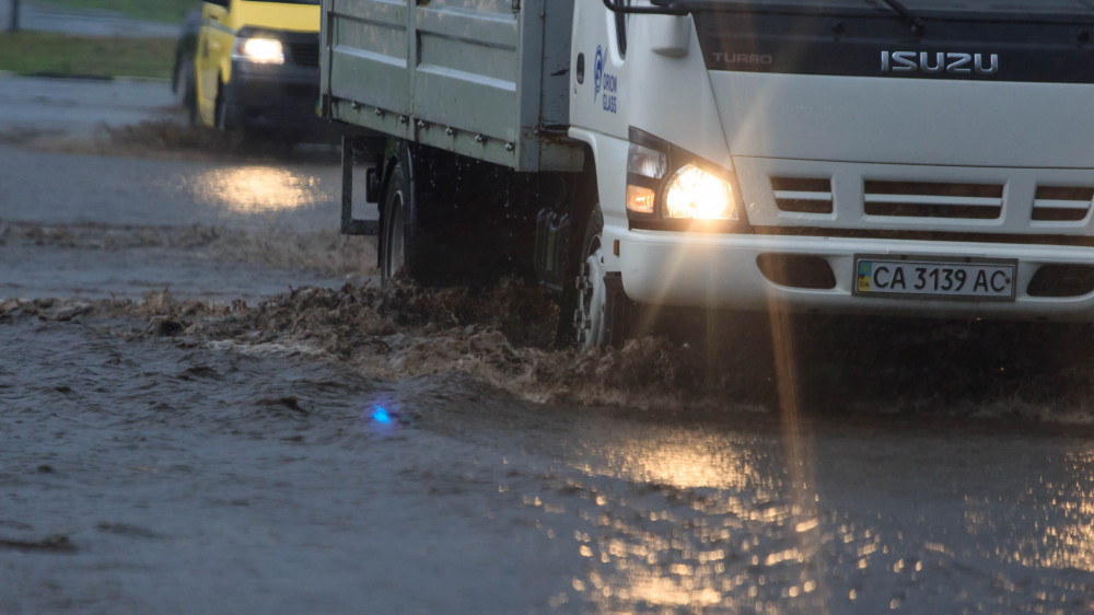 Талые воды затопили участок дороги в Западно-Казахстанской области