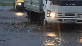 Талые воды затопили участок дороги в Западно-Казахстанской области