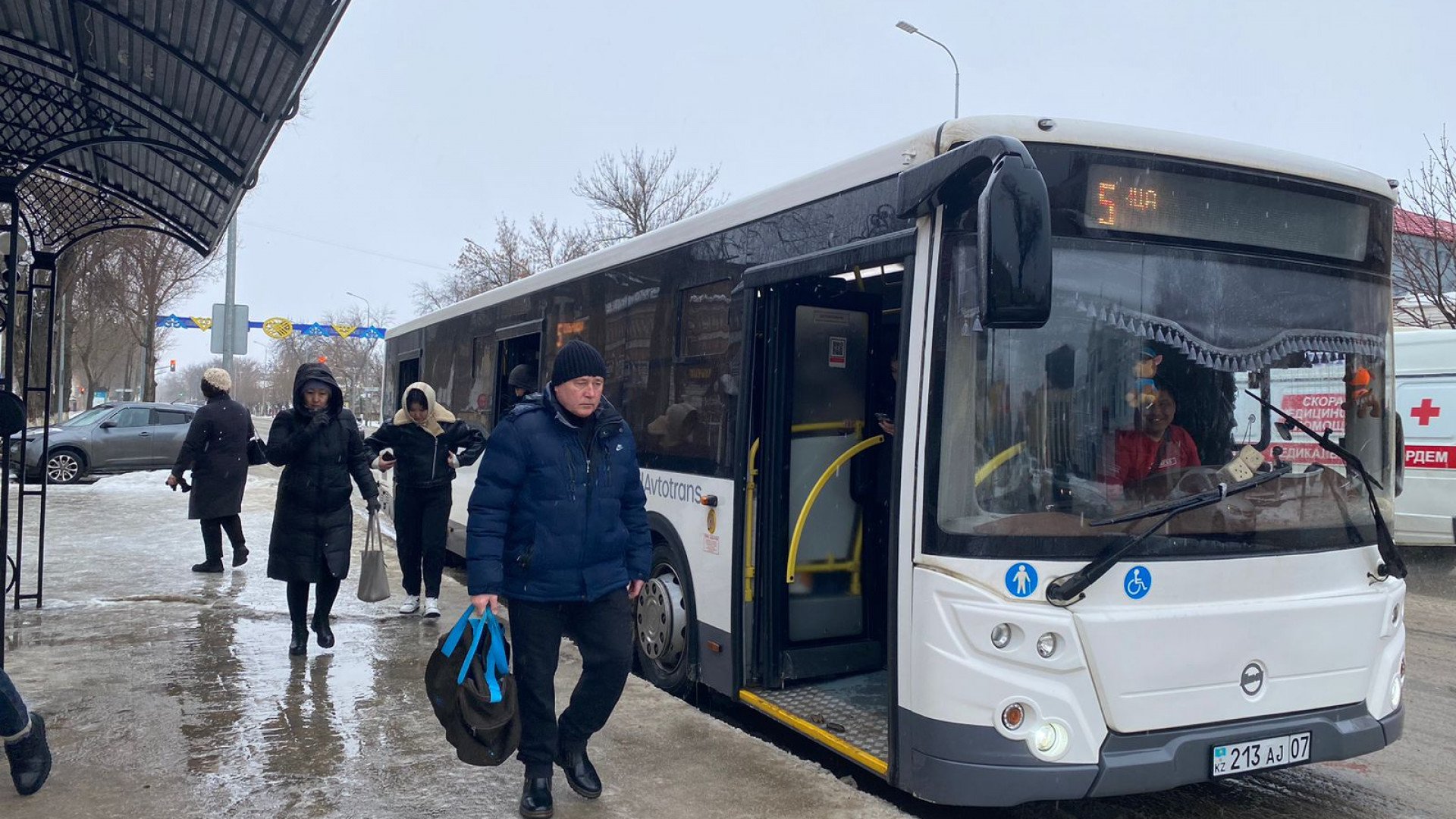 Уральск превратился в сплошной каток: автобусы вышли на линию: 13 февраля  2024 15:16 - новости на Tengrinews.kz