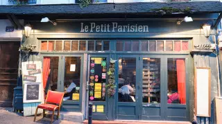 Казахстанка переехала во Францию и удивилась закрытым магазинам и ресторанам