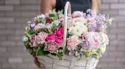 "Только что подарили": девушки массово распродают цветы после 14 февраля