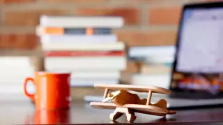 Студент летает в университет на самолете из-за дорогой аренды