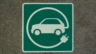 Обяжут ли владельцев электромобилей клеить спецзнаки на лобовое стекло