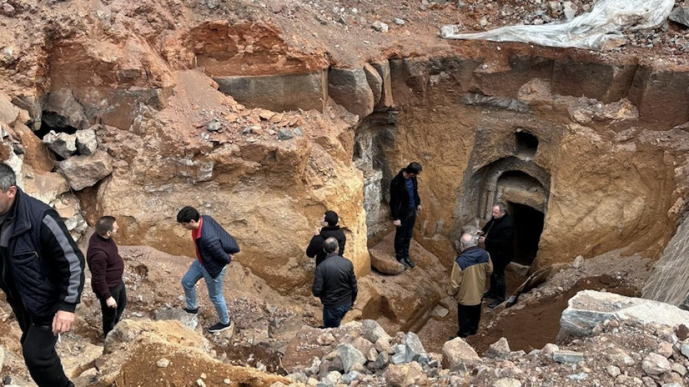 Гробницу, высеченную в стене, случайно обнаружил житель Армении