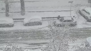 Снегопад обрушился на Алматы: что происходит в городе