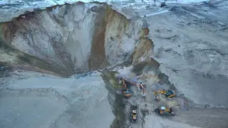 "Мы можем потерять живых людей". Министр Аринов о поисках автобуса на "Майкаинзолото"