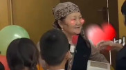 "Вот это воспитание": ученики удивили школьную уборщицу