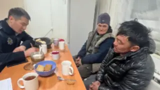 Блуждали 2 километра: полицейские при -39 искали в степи пропавших людей