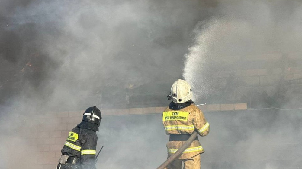 В Астане более 40 человек тушат пожар в частном доме