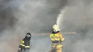 В Астане более 40 человек тушат пожар в частном доме