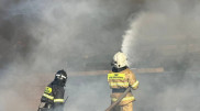 В Астане более 40 человек тушат пожар в частном доме