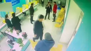 Уставший от "беспредела" мужчина облил себя бензином и попытался совершить самоподжог в акимате Атырау