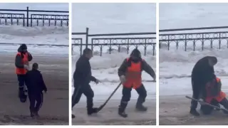 Нападение жителя Астаны на дорожного рабочего попало на видео