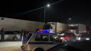 Около 300 машин скопилось перед закрытой трассой в Жамбылской области