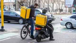 Регистрация и запрет на езду с одной рукой. Мопедистов хотят приструнить