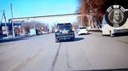 "Инкассаторы обронили сумку с деньгами": видео из Уральска обсуждают в сети