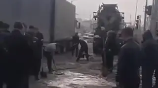 На юге Казахстана устали ждать нормальных дорог - жители взялись за лопаты