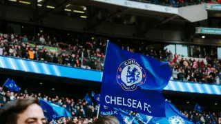 Фанат разбился, бурно празднуя гол в ворота "Челси": видео