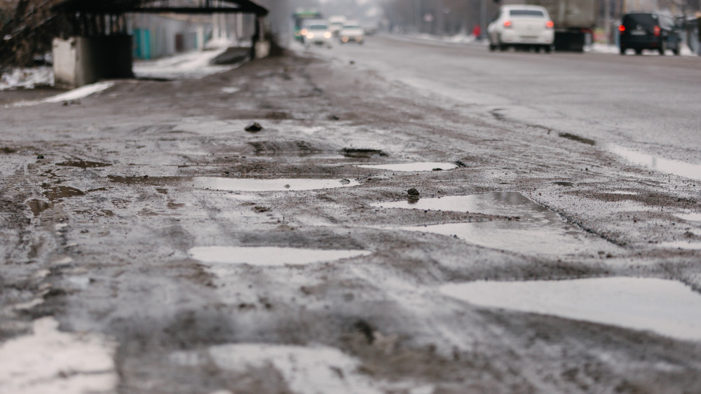 Причину плохих дорог в Казахстане назвал сенатор