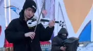 Скрипач из Астаны сыграл с уличным музыкантом и восхитил Казнет